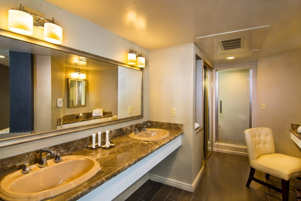 Sam's Town Las Vegas One Bedroom suite with Soaking Tub Bathroom